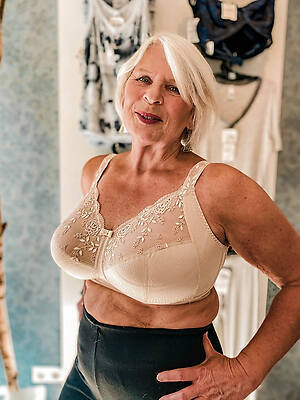 off colour mature column in bras unveils her bosom