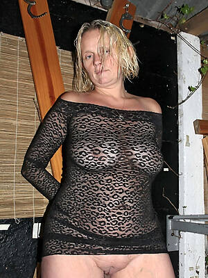 horn-mad amateur mature flaunts her tits