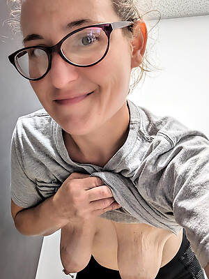 nude mature flaunts her saggy boobs