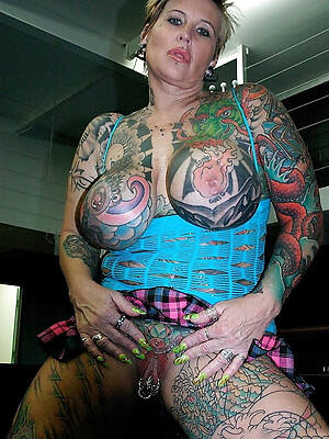 American matuer unveils her tattooed body