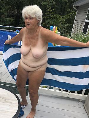 mature sexy grannies flaunts the brush pussy