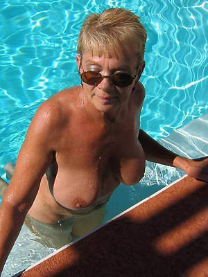 bonny mature in glasses naked photo