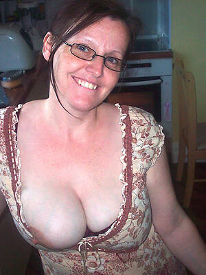 hot mom mature displaying her pussy